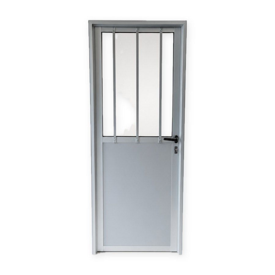 Después: puerta de aluminio sobre fondo blanco